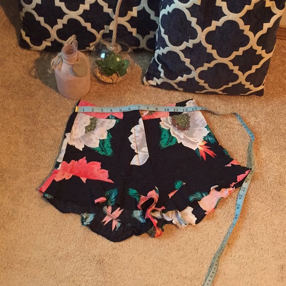 Zara XS floral high waisted ruffle hem shorts - Picture 3 of 5